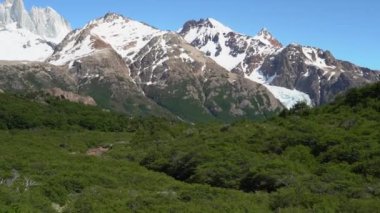 Fitzroy Dağı, Güney Arjantin, Patagonya, Güney Amerika 'da yüksek ve karakteristik bir dağ zirvesi ve turistler için popüler bir yürüyüş ve yürüyüş yeridir.