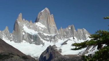 Fitzroy Dağı, Güney Arjantin, Patagonya, Güney Amerika 'da yüksek ve karakteristik bir dağ zirvesi ve turistler için popüler bir yürüyüş ve yürüyüş yeridir.