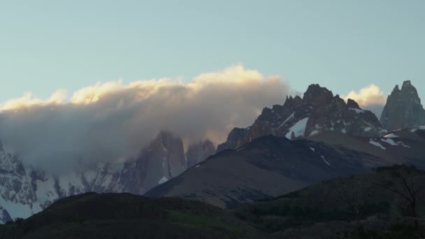 Ηλιοβασίλεμα Στο Όρος Fitzroy Μια Ψηλή Και Χαρακτηριστική Βουνοκορφή Στη — Αρχείο Βίντεο