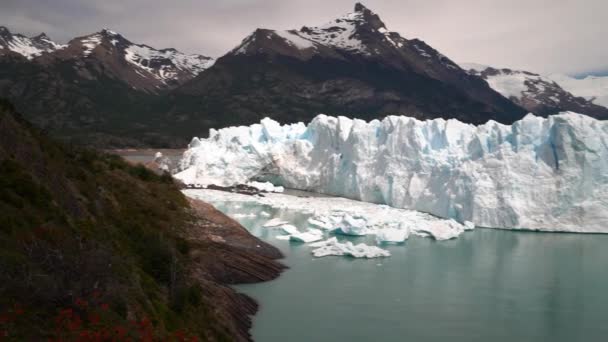 Barco Turístico Frente Hielo Azul Del Glaciar Perito Moreno Parque — Vídeos de Stock
