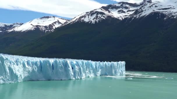 Touristenboot Vor Dem Blauen Eis Des Perito Moreno Gletschers Glaciers — Stockvideo