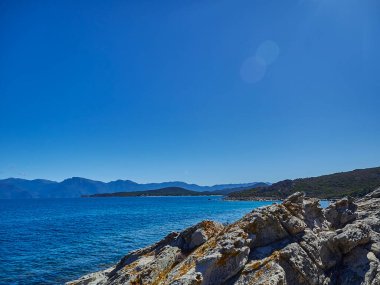 Akdeniz 'in turkuaz suyu Plage de Saleccia' da, Fransa 'nın Korsika adasında beyaz kumlu bir körfez.