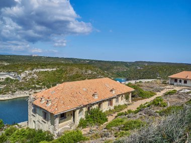 Bonifacio şehri, Fransa 'nın Korsika adasındaki Akdeniz' in turkuaz suyuyla çevrili beyaz bir uçurumun üzerinde uzanıyor.
