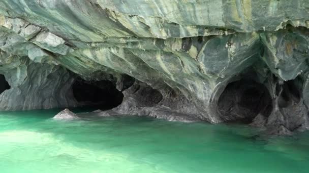 Barco Motor Viaje Turístico Las Cuevas Mármol Capillas Marmol Lago — Vídeo de stock