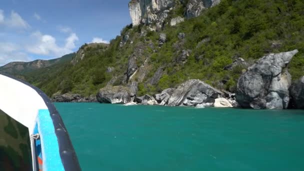 Barco Motor Viaje Turístico Las Cuevas Mármol Capillas Marmol Lago — Vídeo de stock