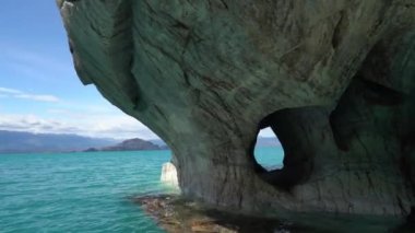 Şili, Patagonya 'daki carretera austral boyunca uzanan lago genel carrera' da mermer mağaralara, kılcal de marmol 'a motorlu tekne turizmi.