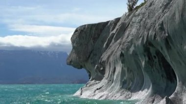 Köpek kafası şeklindeki kayalık motorlu tekne turist gezisi mermer mağaralara, kılcal de marmol, Şili, Patagonya 'daki carretera austral boyunca lago genel carrera' da