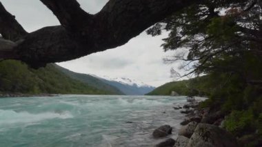 Carretera Austral, Patagonya, Şili, Güney Amerika boyunca turkuaz suyla Rio Baker nehrinin akıntıları