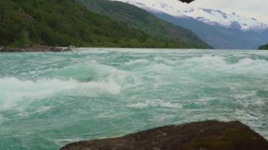 Carretera Austral, Patagonya, Şili, Güney Amerika boyunca turkuaz suyla Rio Baker nehrinin akıntıları