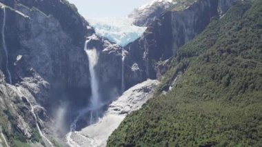 Ventisquero Colgante, Patagonya, Şili, Güney Amerika 'daki Carretera austral boyunca ulusal parkta şelale ve gölle asılı bir buzul.