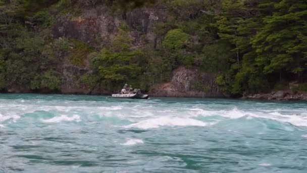 Fischer Einem Schlauchboot Auf Den Wildwasserflüssen Des Rio Baker Mit — Stockvideo