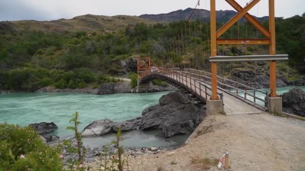 リオベイカーを横断するオレンジの吊り橋で 白い急流とトルコ石の川がCarretera Austral Patagonia Chile South Americaに沿っています — ストック動画