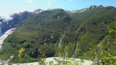 Ventisquero Colgante, Patagonya, Şili, Güney Amerika 'daki Carretera austral boyunca ulusal parkta şelale ve gölle asılı bir buzul.