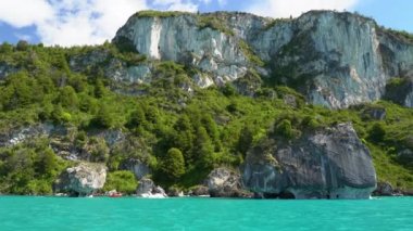Şili, Patagonya 'daki carretera austral boyunca uzanan lago genel carrera' da mermer mağaralara, kılcal de marmol 'a motorlu tekne turizmi.