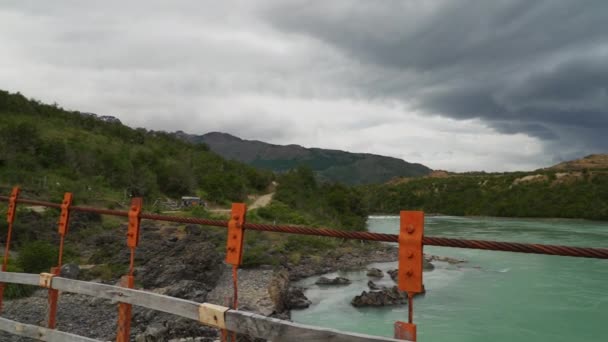 Orangefarbene Hängebrücke Über Den Rio Baker Mit Wildwasserflüssen Und Türkisfarbenem — Stockvideo