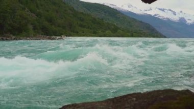 Carretera Austral, Patagonya, Şili, Güney Amerika boyunca turkuaz suyla Rio Baker nehrinin akıntıları