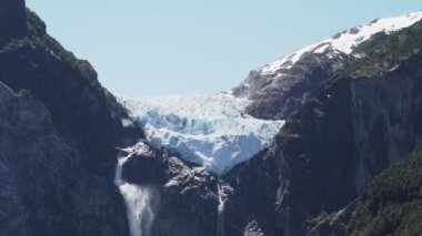 Ventisquero Colgante, Patagonya, Şili, Güney Amerika 'daki Carretera austral boyunca ulusal parkta şelale ve gölle asılı bir buzul.