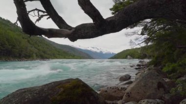Carretera Austral, Patagonya, Şili, Güney Amerika boyunca turkuaz suyla Rio Baker nehrinin akıntıları