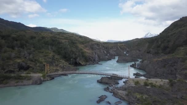 Antena Pomarańczowego Mostu Wiszącego Przez Rio Baker Białymi Wodami Turkusową — Wideo stockowe