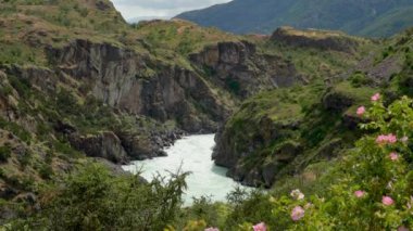 Carretera Austral, Patagonya, Şili, Güney Amerika boyunca turkuaz suyla Rio Baker nehrinin akıntıları