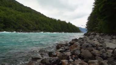 Carretera Austral, Patagonya, Şili, Güney Amerika boyunca turkuaz suyla Rio Baker nehrinin akıntıları