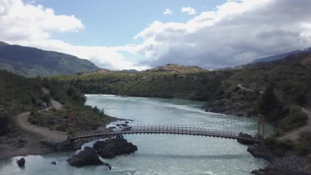 Antena Uma Ponte Suspensa Laranja Sobre Rio Baker Com Corredeiras — Vídeo de Stock