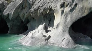 Şili, Patagonya 'daki carretera austral boyunca uzanan lago genel carrera' da mermer mağaralara, kılcal de marmol 'a motorlu tekne turizmi.