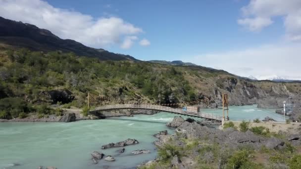 リオベイカーを横断するオレンジ色の吊り橋の空中で 白い急流とトルコ石の川がCarretera Austral Patagonia Chile South Americaに沿っています — ストック動画