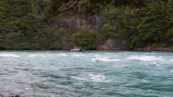 Rio Baker Nehrinin Beyaz Sularında Kauçuk Bir Teknede Balıkçılar Carretera — Stok video