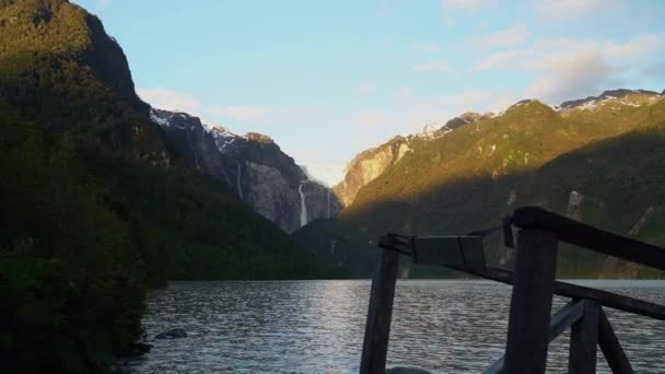 Ventisquero Colgante Ein Hängender Gletscher Mit Wasserfall Und See Queulat — Stockvideo