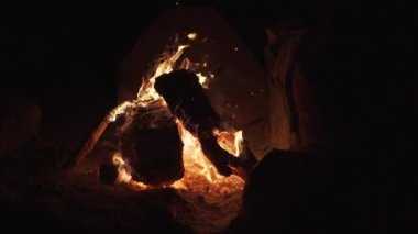 Patagonya 'da parlayan kömür ve yanan odunlarla açık bir kamp ateşinin yavaş çekimleri