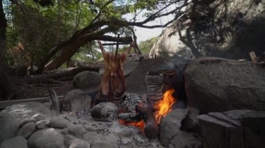 Patagonya, Arjantin, Güney Amerika 'da ateşte kuzu eti barbeküsü. Asado ateşte yemek pişiren bir Gaucho geleneğidir.