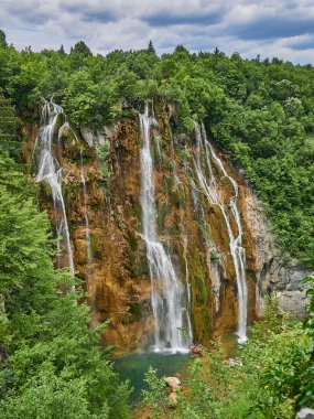 Hırvatistan 'daki Plitvice gölleri, turkuaz göller ve pikoresk ve savunmasız su manzaralarındaki akarsular arasında popüler bir turizm beldesi.