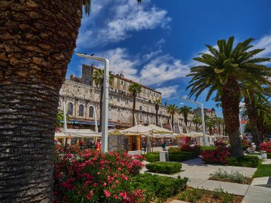 Split, Hırvatistan - 06-26 2015: Akdeniz kıyısındaki Dalmaçya sahillerinde güneşli güzel bir günde tarihi şehir merkezi