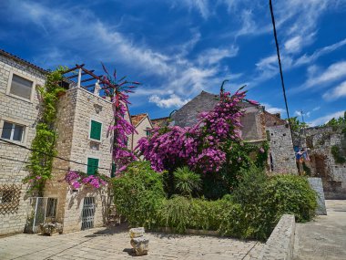 Split, Hırvatistan - 06-26 2015: Akdeniz 'de güneşli bir günde tarihi eski kentin güzel manzarası