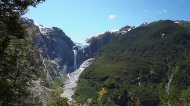 Ventisquero Colgante, Patagonya, Şili, Güney Amerika 'daki Carretera austral boyunca ulusal parkta şelale ve gölle asılı bir buzul.