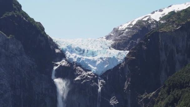 ヴェントゥーロ コルガンテ Ventisquero Colgante 南米チリ パタゴニアのカルレテラオーストラリアに沿ったケウラット国立公園内にある滝と湖のあるハンギング氷河 — ストック動画