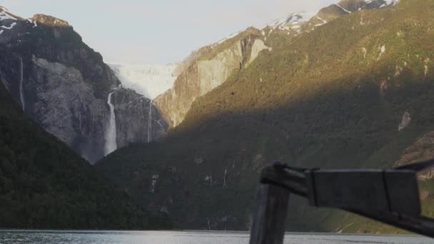 Solnedgång Vid Ventisquero Colgante Hängande Glaciär Med Vattenfall Och Sjö — Stockvideo