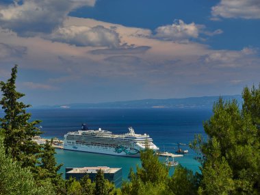 Split, Hırvatistan - 06 26 2015: Akdeniz kıyısındaki Dalmaçya sahillerinde güneşli güzel bir günde limanda uzanan yolcu gemisi