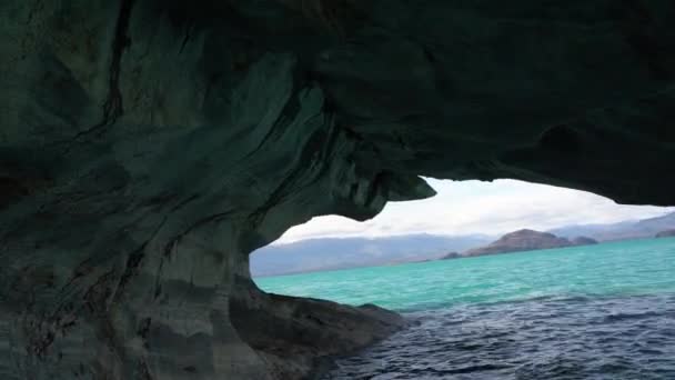 大理石の洞窟 カピラス マルモルへのモーターボート観光旅行 パタゴニアのCarreteraオーストラリアに沿ってラゴ一般的なCarreraで — ストック動画