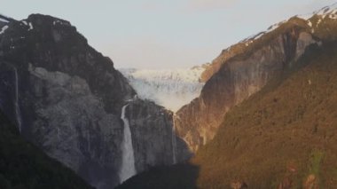 Ventisquero Colgante, Patagonya, Şili 'de asılı bir buzul..