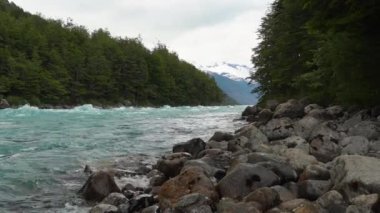 Carretera Austral, Patagonya, Şili, Güney Amerika boyunca turkuaz suyla Rio Baker nehrinin akıntıları