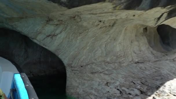 大理石の洞窟 カピラス マルモルへのモーターボート観光旅行 パタゴニアのCarreteraオーストラリアに沿ってラゴ一般的なCarreraで — ストック動画