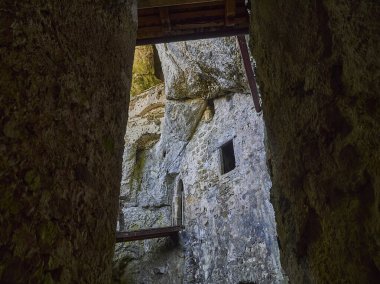 Postojna, Slovenya - 07 02 2015: Eski kale bir mağaraya inşa edildi