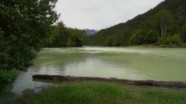 Carretera Austral, Patagonya, Şili, Güney Amerika boyunca turkuaz suyla Rio Baker nehrinin sakin manzarası