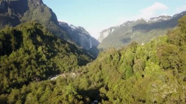 Ventisquero Colgante 'nin insansız hava aracı görüntüsü. Güney Amerika' da Patagonya, Şili ve Carretera Austral boyunca, Fortlak Ulusal Parkı 'nda şelalesi ve gölü olan asılı bir buzul.