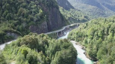 Rio Baker nehrinde, Carretera Austral, Patagonya, Şili, Güney Amerika boyunca turkuaz su ile beyaz su akıntısı