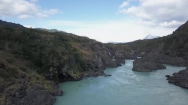 Rio Baker nehrinde, Carretera Austral, Patagonya, Şili, Güney Amerika boyunca turkuaz su ile beyaz su akıntısı