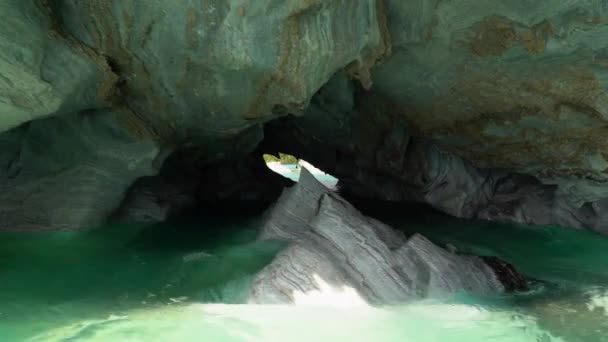 Моторная Лодка Туристическая Поездка Мраморные Пещеры Капиллы Мармоль Озере Каррера — стоковое видео