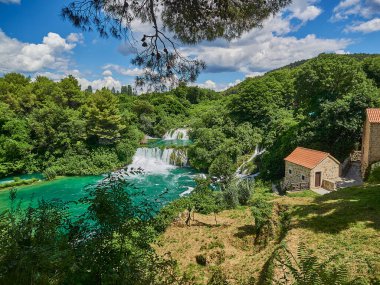 Krk şelaleleri, Hırvatistan - 06: 28 2015: Hırvatistan 'daki Krk şelalelerinde su değirmeni